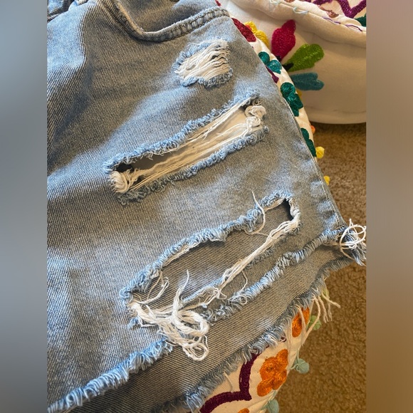We the free cut off destroyed shorts - Picture 5 of 9